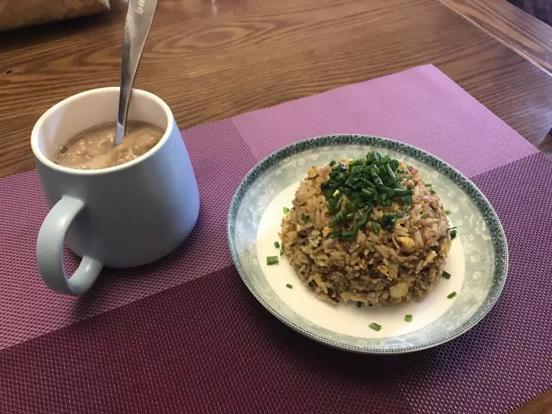 蒜味酱香炒饭+半熟鸡蛋红豆薏米汤