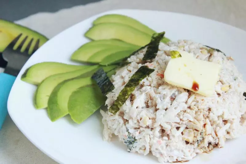 前方有脂肪炸彈——金槍魚牛油果沙拉飯