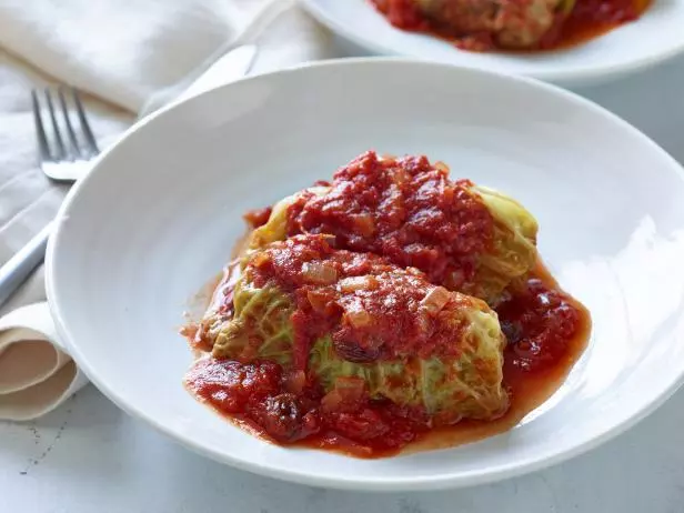 鑄鐵鍋焗烤番茄肉醬捲心菜包飯 Stuffed Cabbage