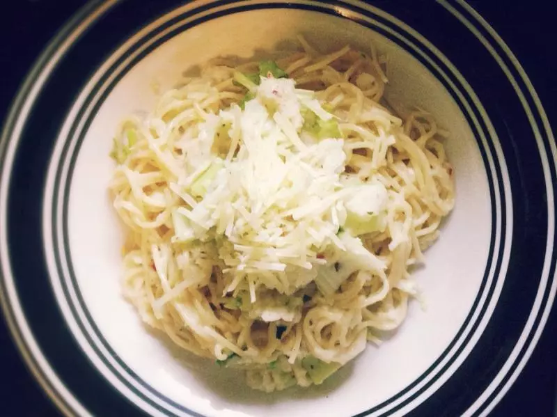 土豆泥卷心菜酱意面佐芹菜