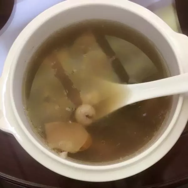 煲雪梨蓮子豬骨頭湯