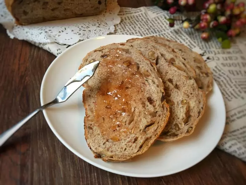 无油青梅酒桂圆核桃全麦面包