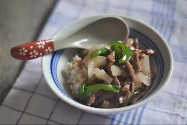 黑椒牛柳盖浇饭