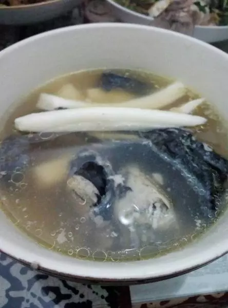 椰子竹絲雞湯