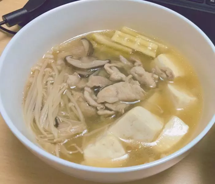 金针肥牛豆腐煲