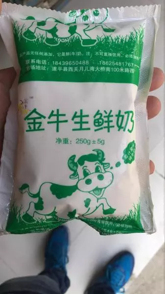 早餐煮新鲜牛奶