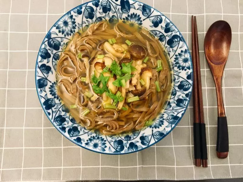 雞湯蘑菇蕎麥麵