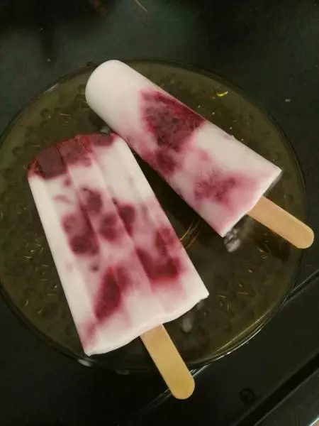 大理石纹树莓酸奶冰棍