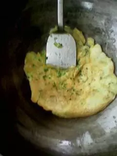 蒜苗虾米碎鸡蛋饼
