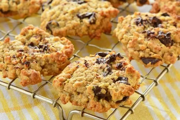 CHOCOLATE CHIP OATMEAL COOKIES