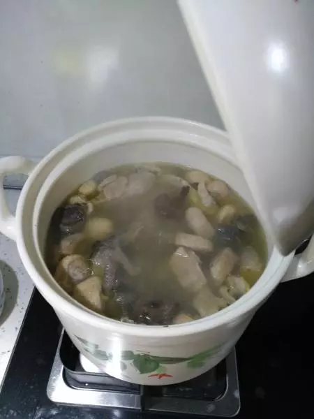 山蘑燉雞湯