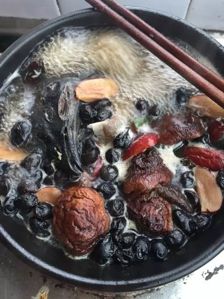 烏雞黑豆養生湯