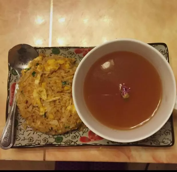 美味蛋炒饭配香浓苿莉花茶