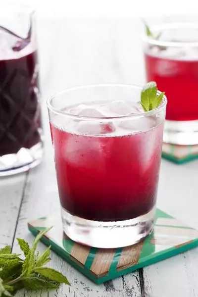 一个美貌的夏日鸡尾酒—Blackcurrant Gin Fizz