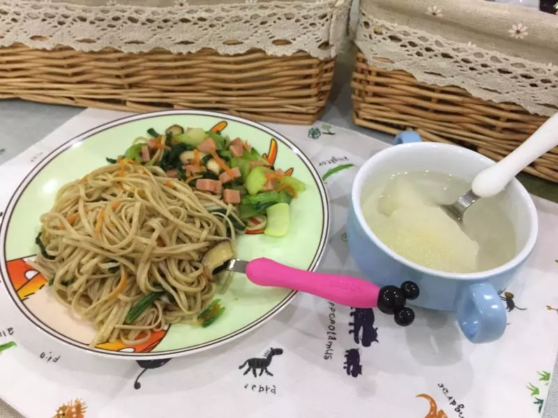 宝贝早餐~炒面+梨汤