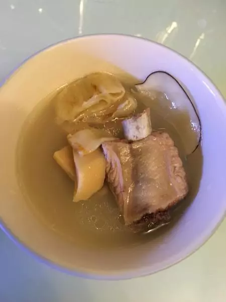 響螺花膠小排湯