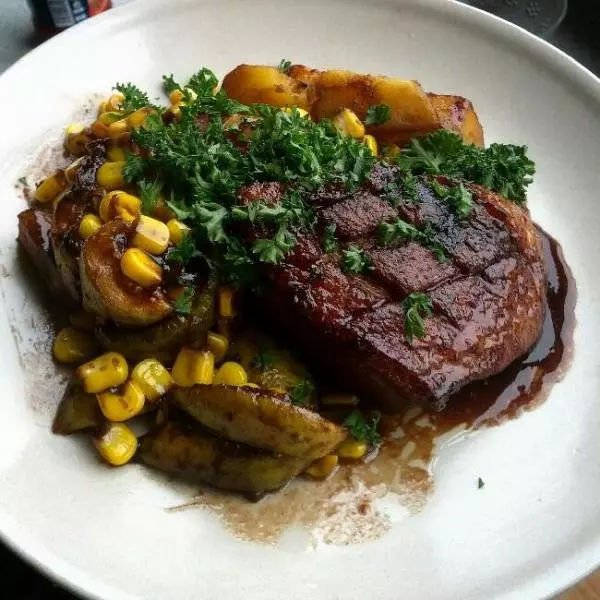 鸭胸肉，无花果配黑醋酱(duck breast n dry figs with balsamic sauce)