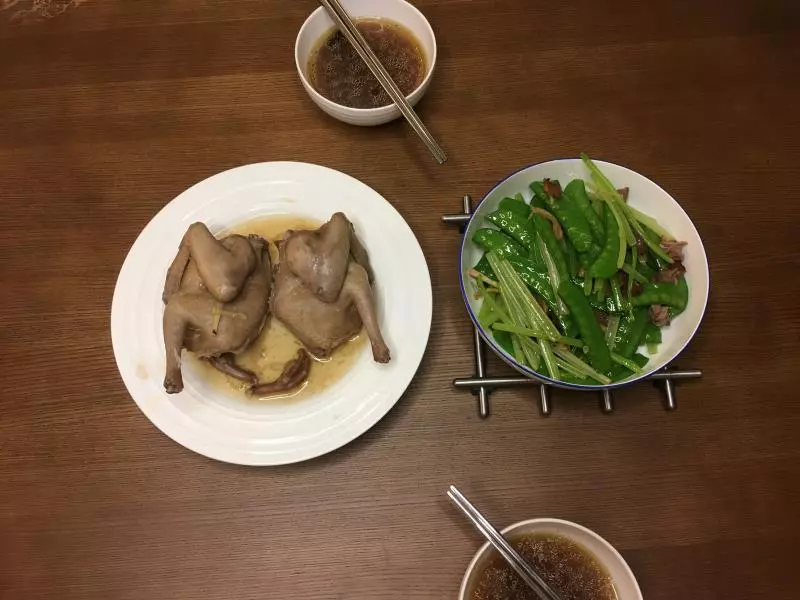 蒸乳鸽与荷芹炒腊味