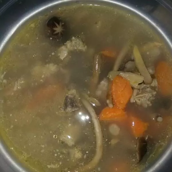 胡萝卜香菇玉米排骨汤