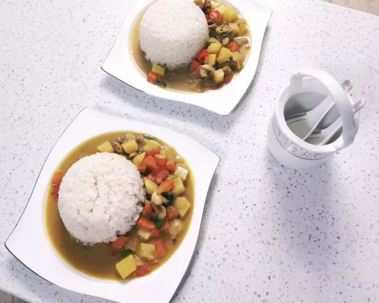 两人食咖喱鸡肉饭