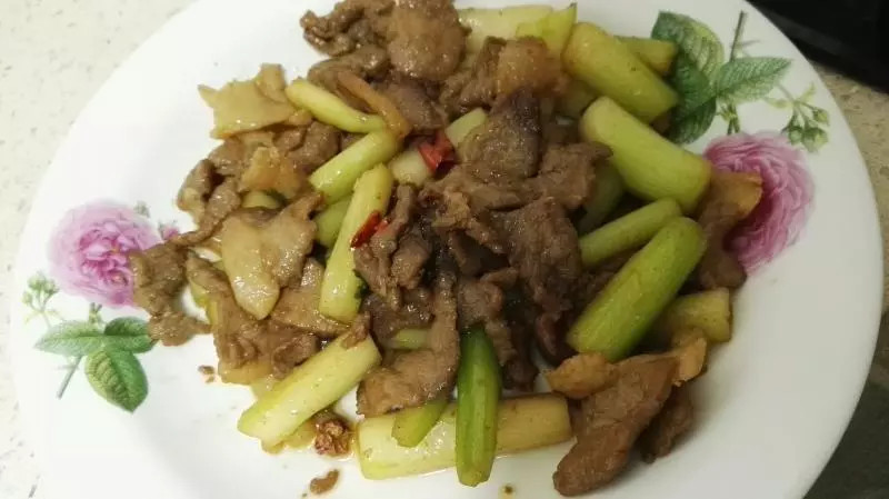 红油菜头炒肉片（剩菜利用）