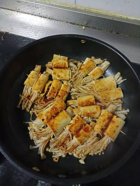 煎豆腐皮卷金针菇