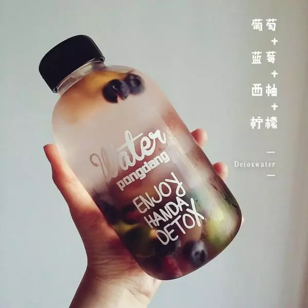 Detoxwater.     排毒养颜来一杯