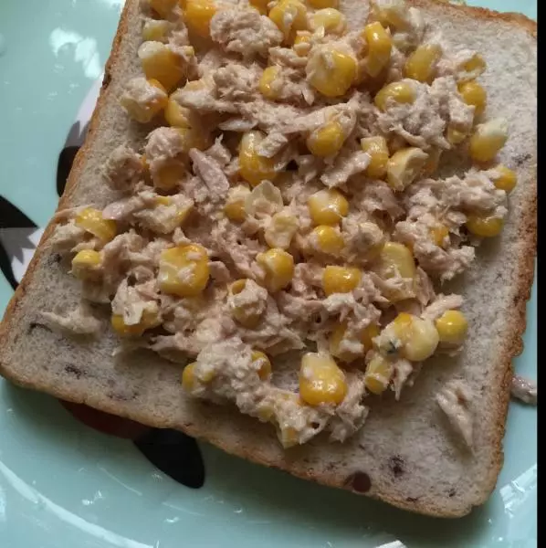 金枪鱼玉米沙拉夹面包