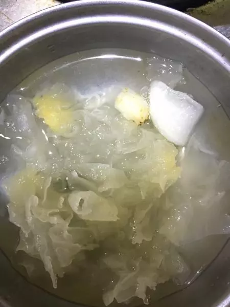 白萝卜雪梨银耳羹