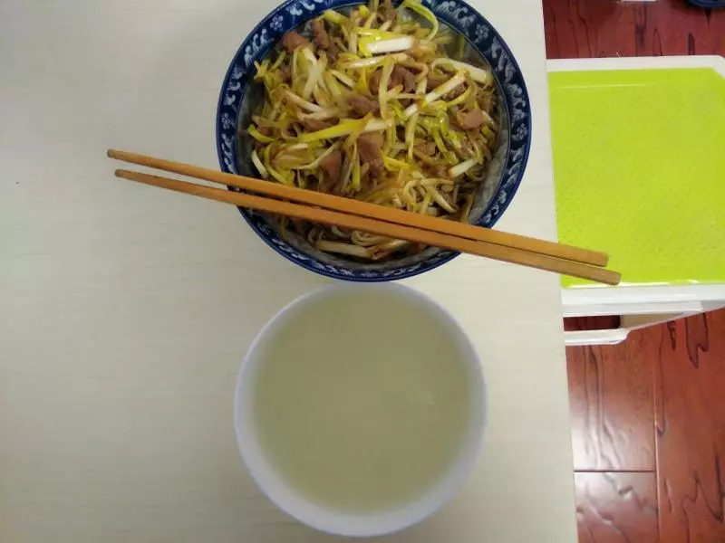 蒜黃肉絲麵