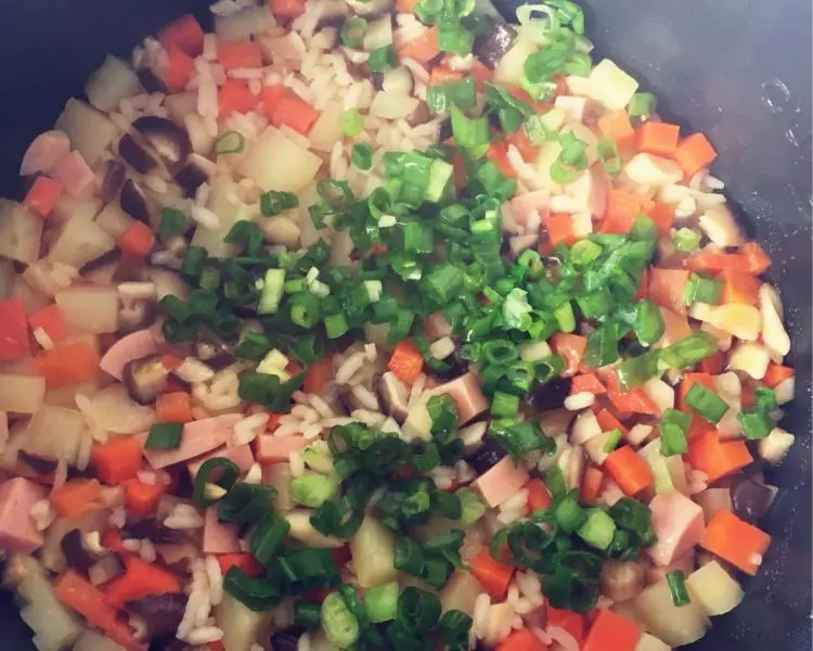 電飯煲胡蘿蔔香菇火腿土豆飯