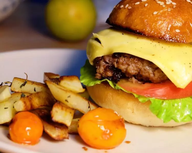 Homemade Beef Burger  with Potatochips