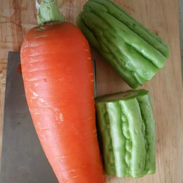 苦瓜胡萝卜蜂蜜消暑饮