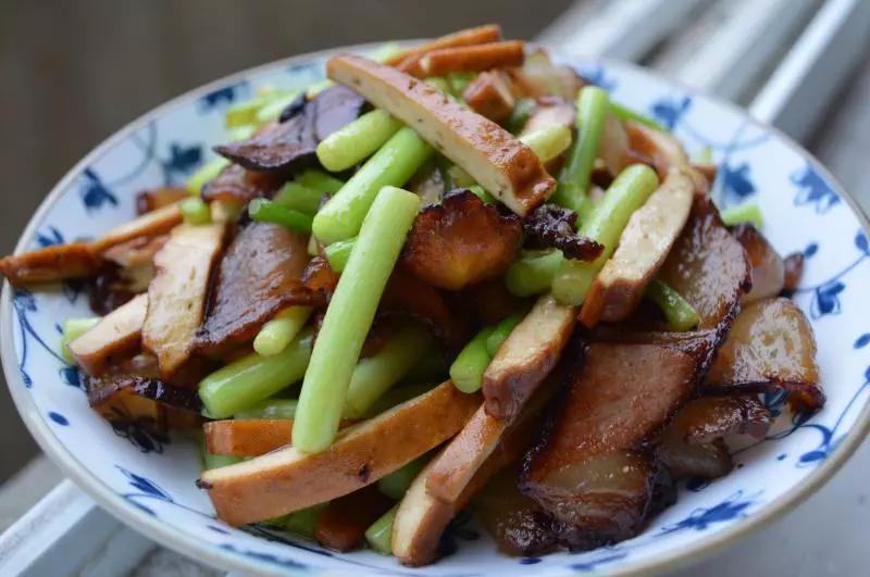 蒜苔香干炒风干酱肉