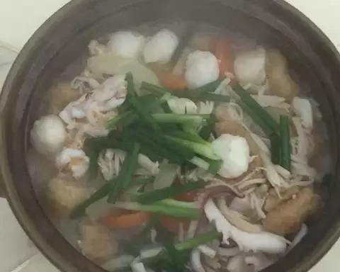 鱿鱼鲜虾鲜菇豆腐煲