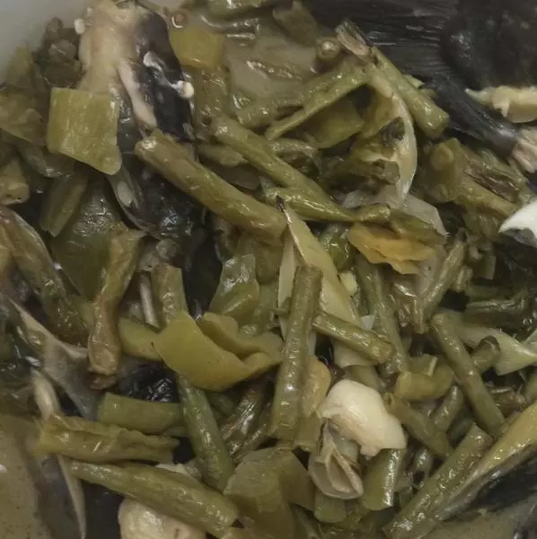 酸菜豆角燴黃骨魚