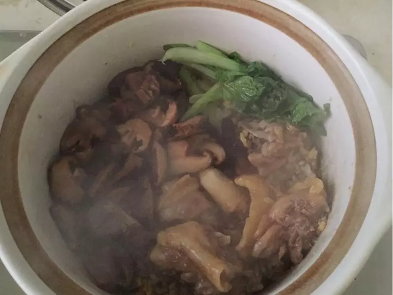 香菇滑雞煲仔飯