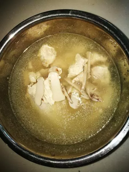 新鲜松茸炖鸡汤