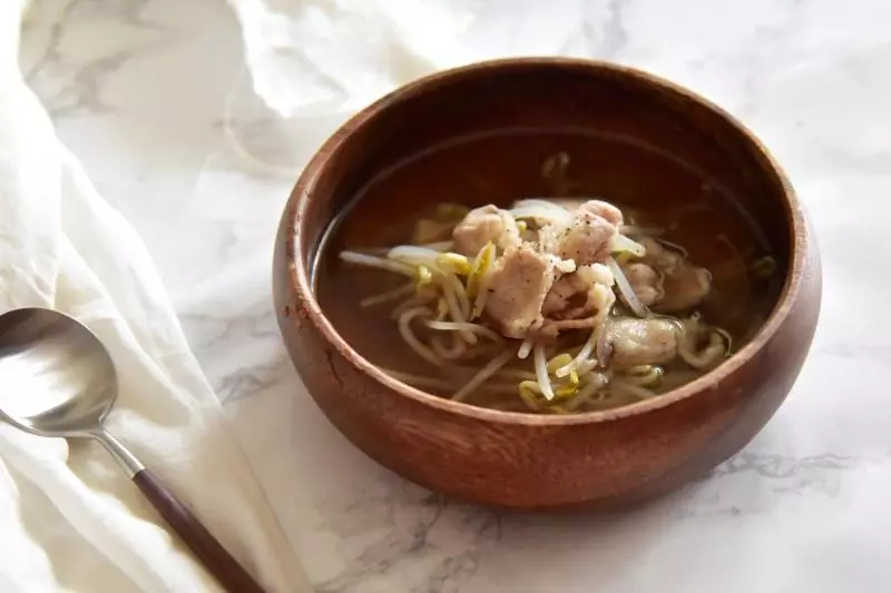 豆芽菜煮五花肉湯