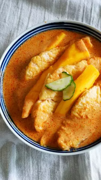 红咖喱芒果脆皮三文鱼 (Crispy Salmon with Mango and Red Curry)