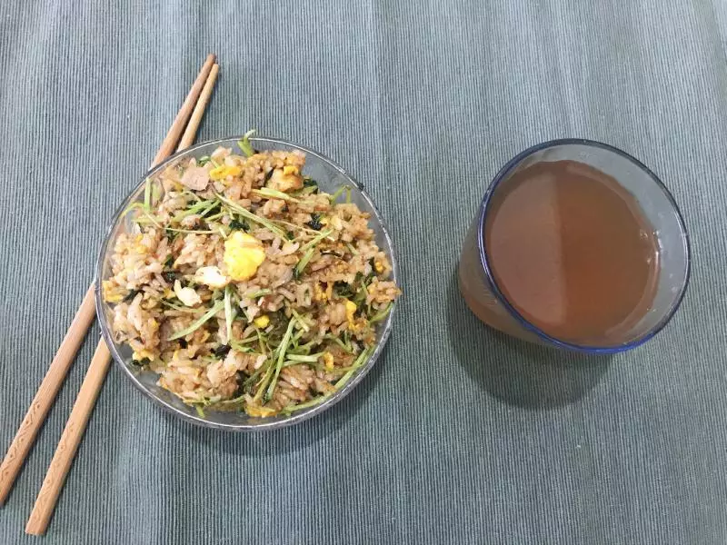 豆苗酱油炒饭