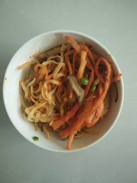 蘑菇泡菜炒面