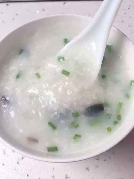 甜粥喝膩了，來碗皮蛋瘦肉粥吧！