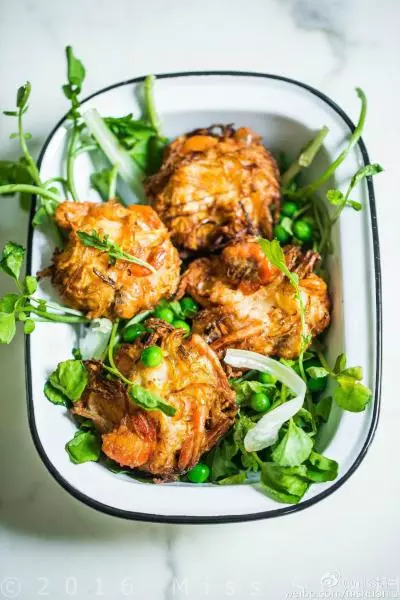 鲜虾红薯饼.Prawn and sweet potato cakes.