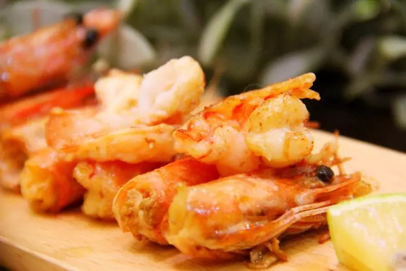 虾油香煎文莱蓝虾、蓝虾刺身和炸虾头——一虾三味
