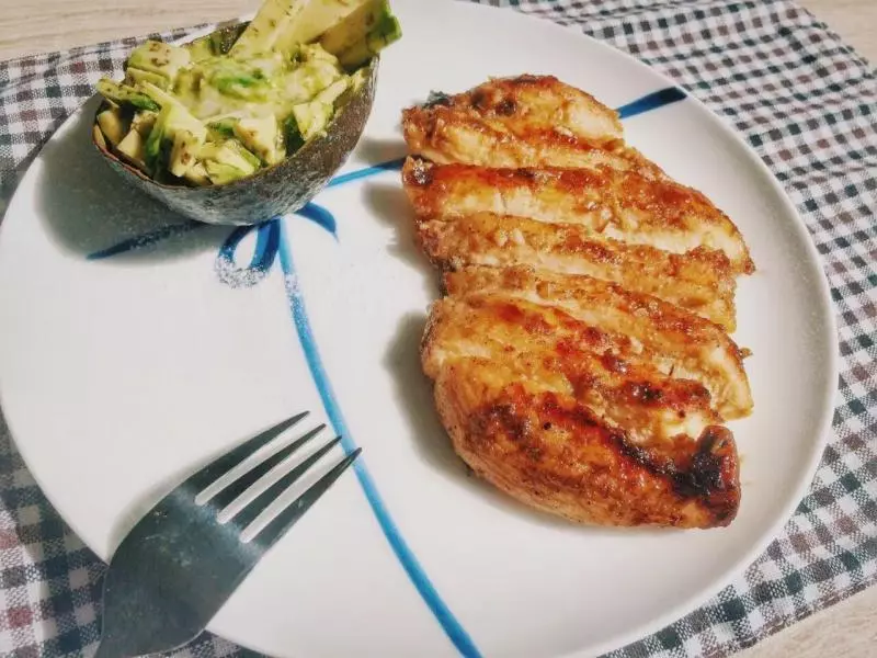 香煎鸡胸肉+糖霜牛油果