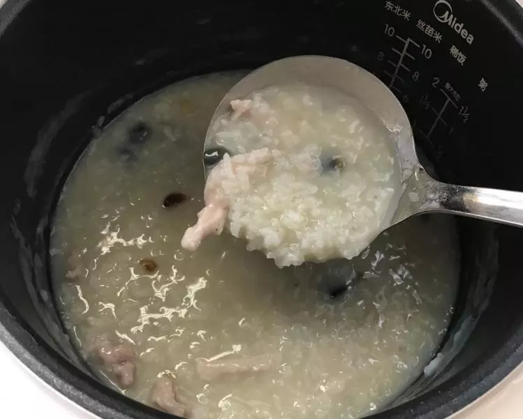 電飯煲皮蛋瘦肉粥