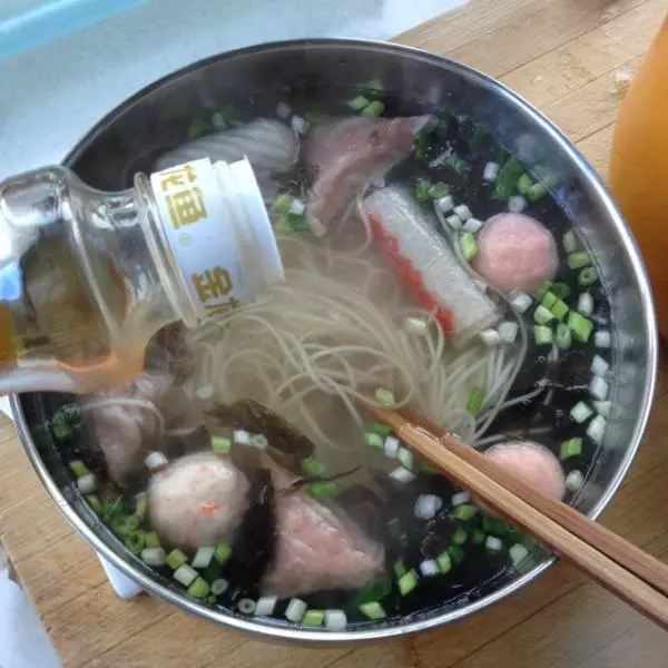 魚丸紫菜湯麵