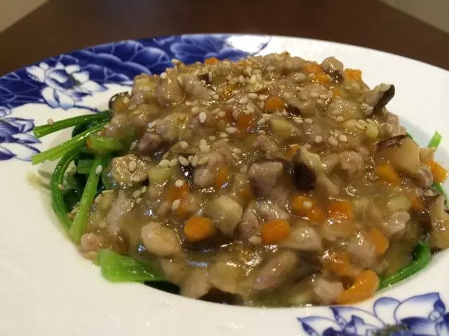 香菇肉丁盖浇菠菜