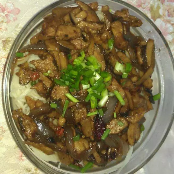 雞腿菇肉絲燴麵